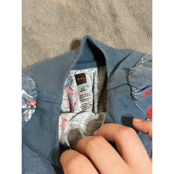 Tea Baby Onesie SZ 0-3 M Floral Long Sleeve Gray Blue Snap Button‎ V-Neck - Picture 2 of 3